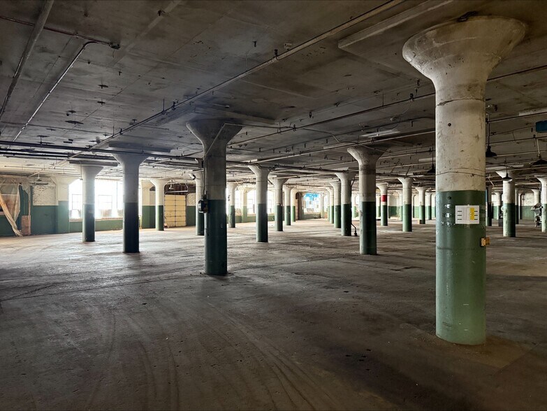 More Photos Of 301 W 3rd St, Sterling Manufacturing For Lease