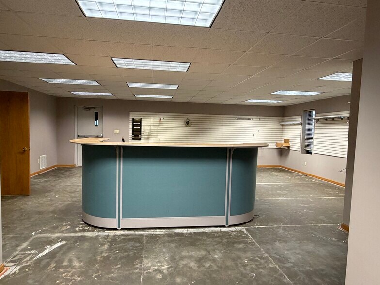 More Photos Of 621 N Hickory St, Mcpherson Office For Sale