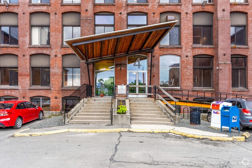 More Photos Of 4 Open Square Way, Holyoke Showroom For Lease