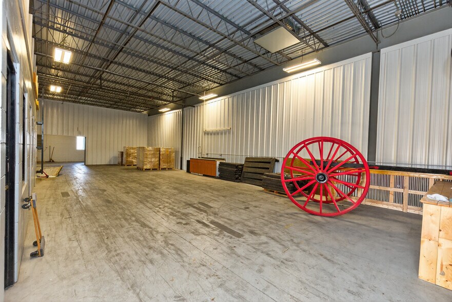 More Photos Of 1017 E 7th St N, Newton Office For Sale