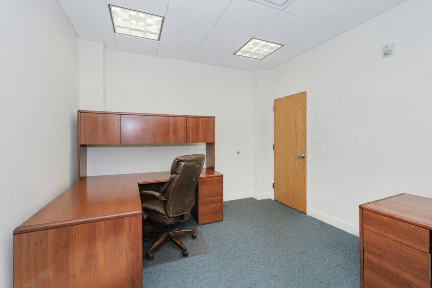 More Photos Of 6 Drummond Pl, Red Bank Office For Lease