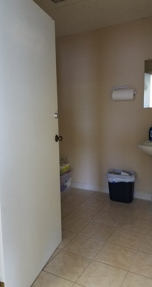 More Photos Of 515 Woodcrest Dr, Bloomington Medical For Lease