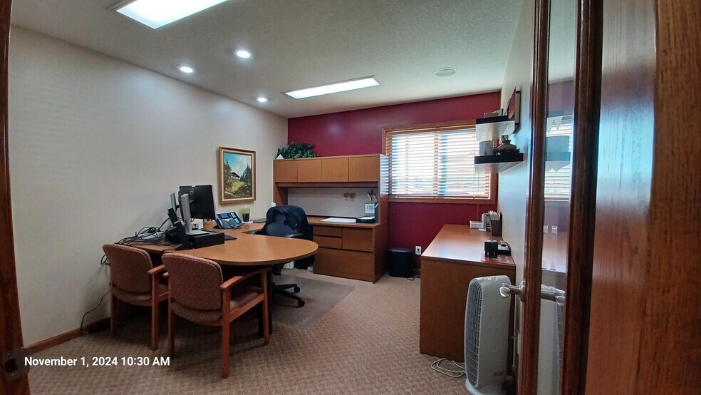 More Photos Of 822-826 S 4th St, Clinton Office For Sale