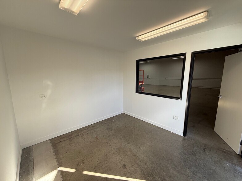 More Photos Of 2918 Denby Ave, Los Angeles Light Manufacturing For Lease