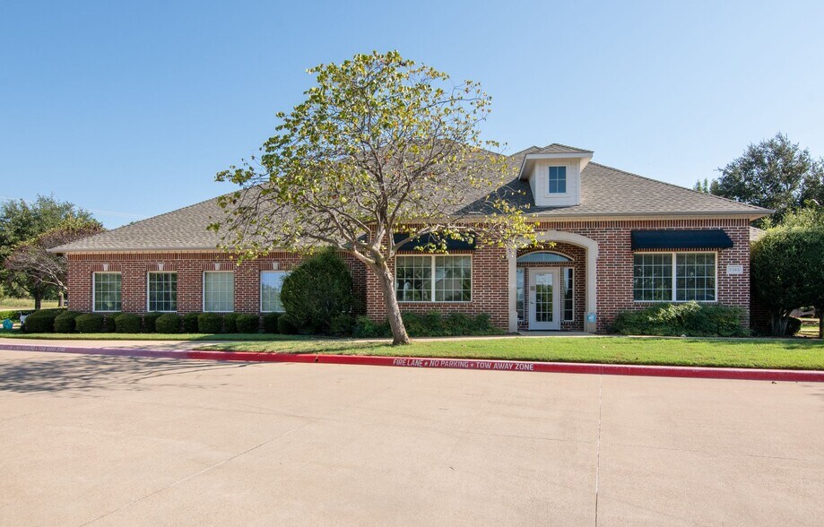 More Photos Of 2563 SW Grapevine Pky, Grapevine Office For Sale