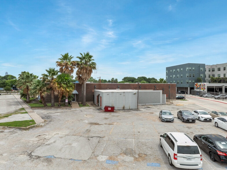 More Photos Of 6430 Hillcroft Ave, Houston Office For Sale