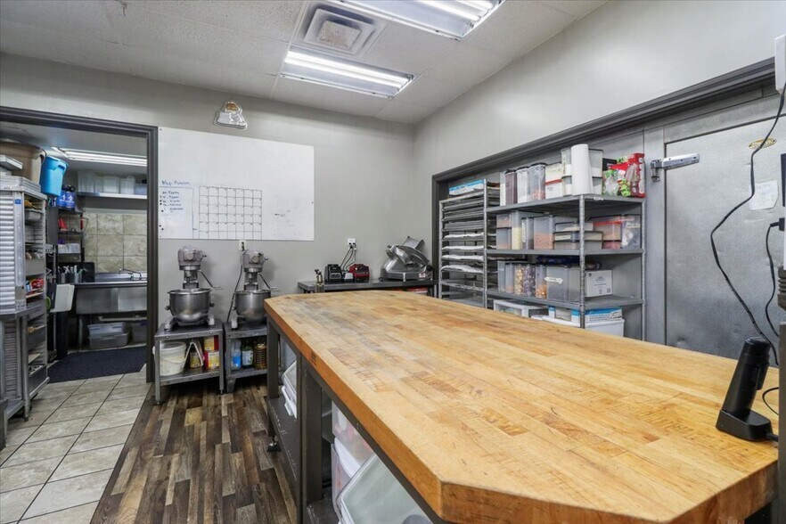 More Photos Of 210 Jan Howard Expy, West Plains Restaurant For Sale