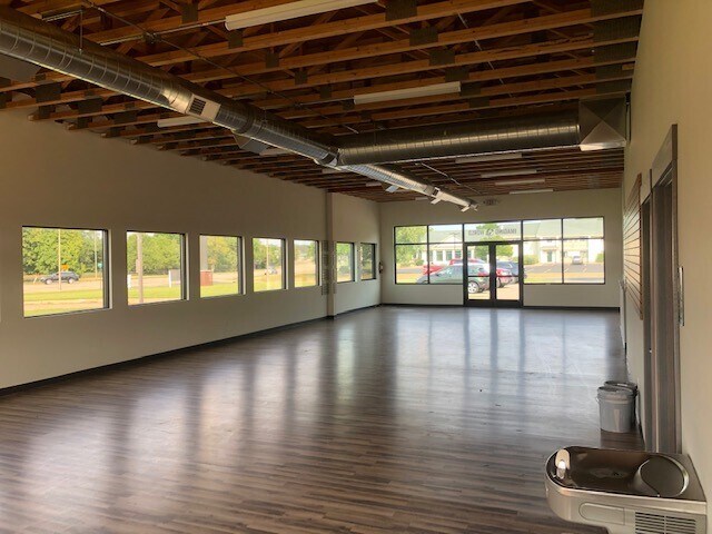 More Photos Of 805 Dominion Dr, Hudson Freestanding For Lease