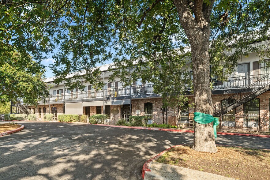 More Photos Of 152-170 S Main St, Boerne Storefront For Lease