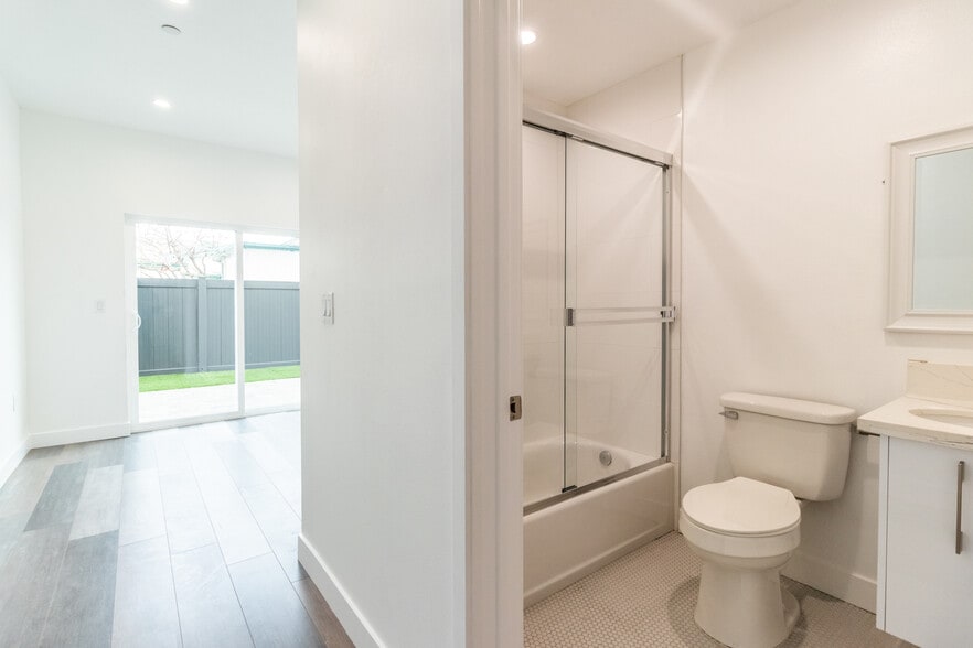 More Photos Of 1818 Thurman Ave, Los Angeles Apartments For Sale