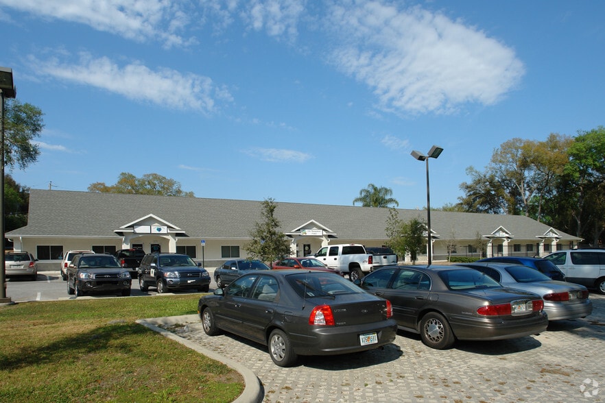 More Photos Of 421-437 Lithia Pinecrest Rd, Brandon Medical For Lease