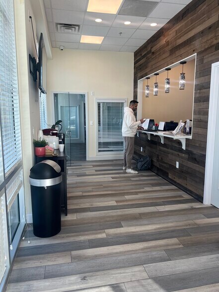 More Photos Of 4229 Lafayette Center Dr, Chantilly Business Park For Lease