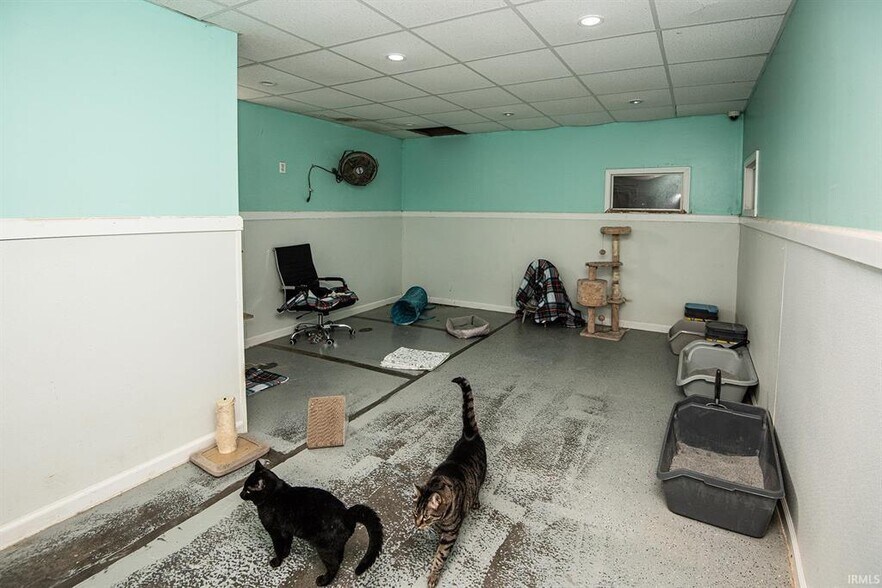 More Photos Of 433 S Hickory Corner Rd, Vincennes Veterinarian Kennel For Sale