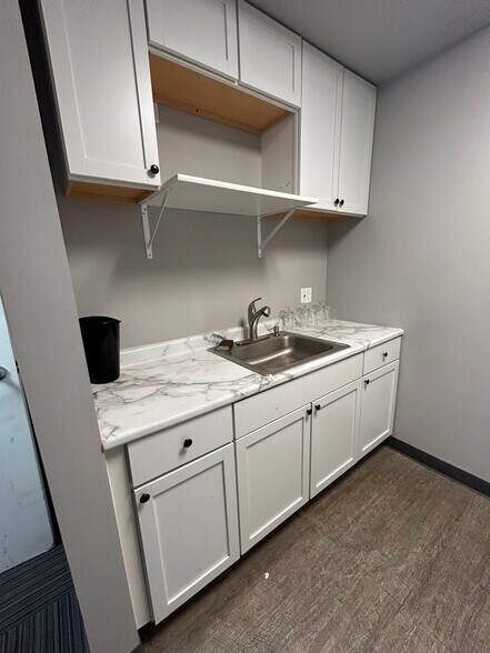 More Photos Of 350-370 Lexington Dr, Buffalo Grove Flex For Lease