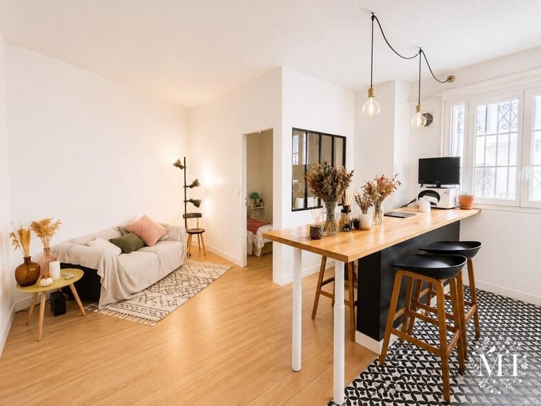 Primary Photo Of 57 Rue Ramey, Paris General Retail For Sale