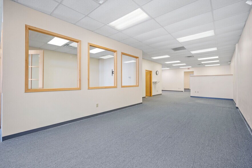 More Photos Of 5500 NW Johnston Dr, Johnston Flex For Lease