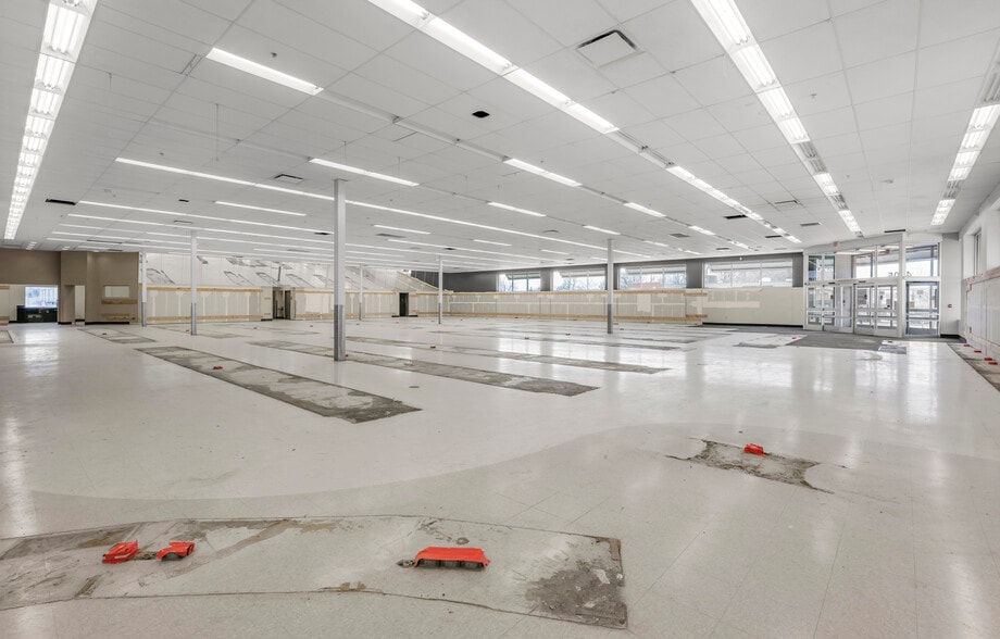 More Photos Of 4205-4225 Egan Dr, Savage Drugstore For Lease