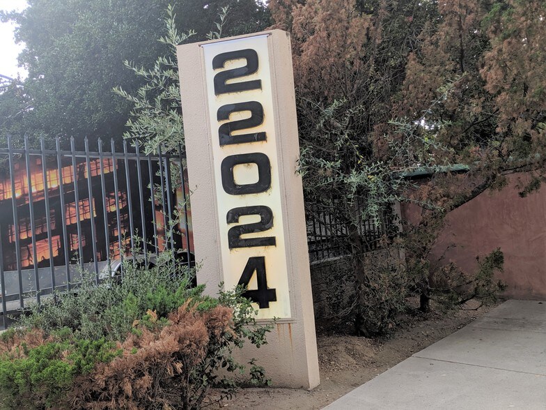 More Photos Of 22024 Lassen St, Chatsworth Office For Sale