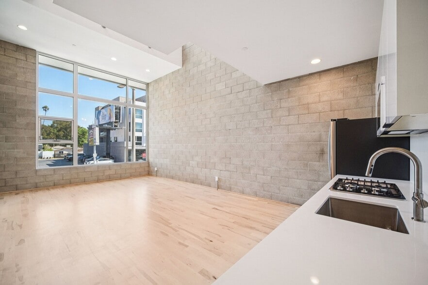 More Photos Of 717 N Highland Ave, Los Angeles Flex For Sale