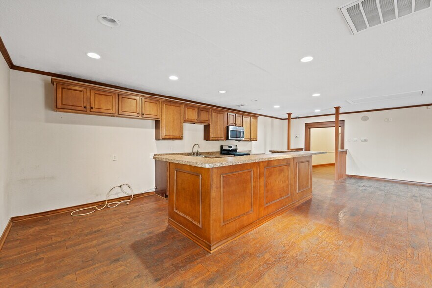More Photos Of 6401 Rock Creek Rd, Waco Freestanding For Sale