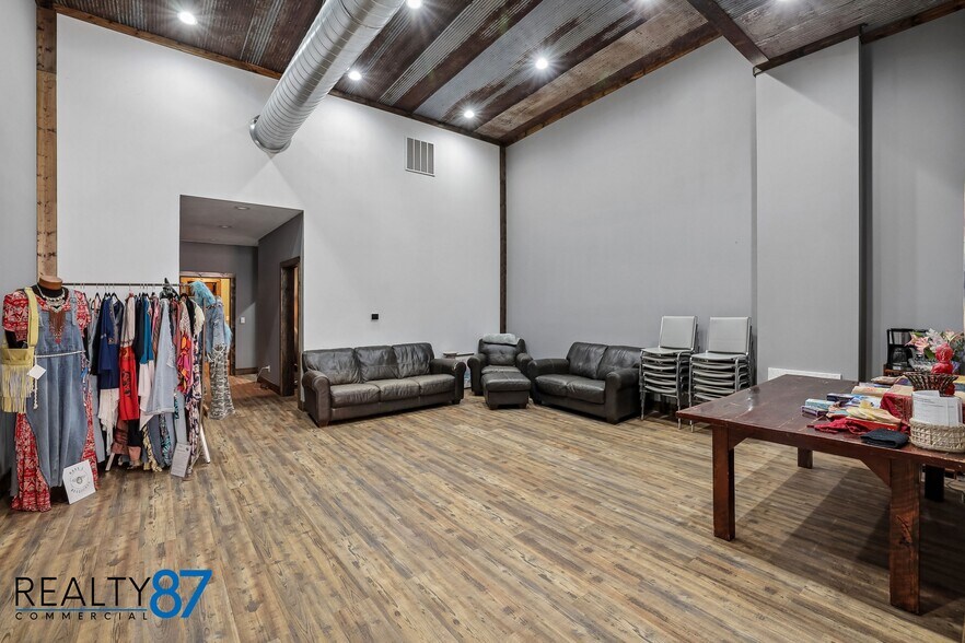 More Photos Of 807 12th st, Belle Plaine General Retail For Sale