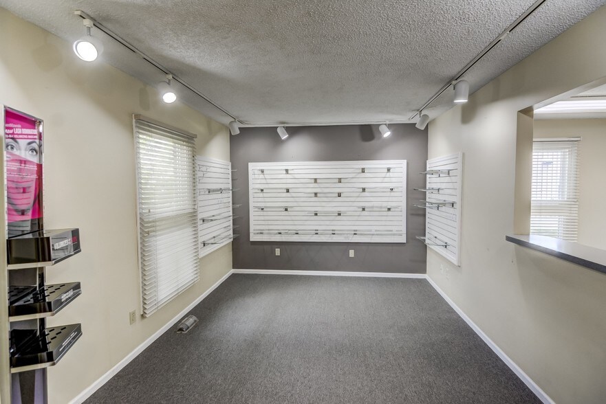 More Photos Of 3130 N Woodford St, Decatur General Retail For Sale