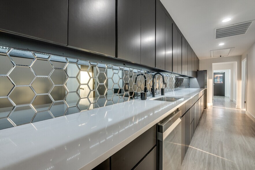 More Photos Of 6550 Lemmon Ave, Dallas Storefront Retail Office For Lease