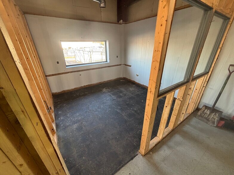 More Photos Of 354 Civic Rd, LaSalle Flex For Lease