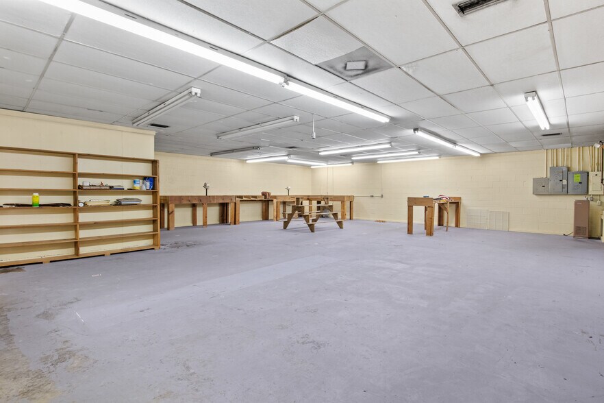 More Photos Of 4008 Dauphin Island Pky, Mobile Showroom For Sale