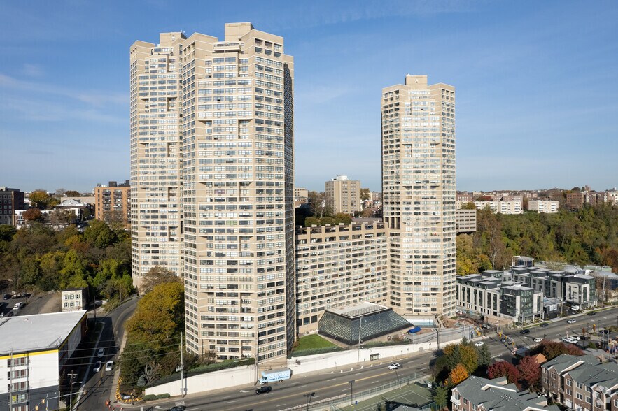 More Photos Of 7000 E Kennedy Blvd, Guttenberg Apartments For Lease