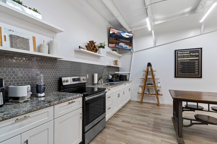 More Photos Of 3041 Pennsylvania Ave, Ogden Showroom For Sale