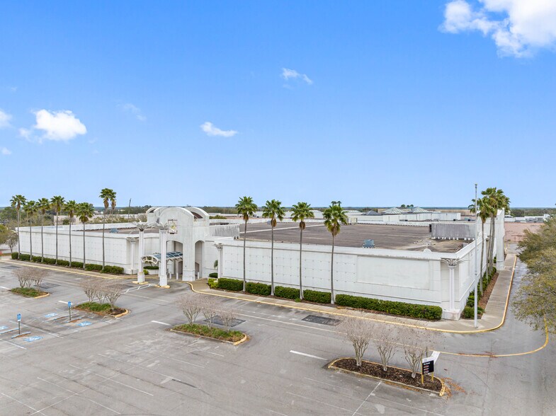 More Photos Of 3520 US Highway 98 N, Lakeland Department Store For Lease
