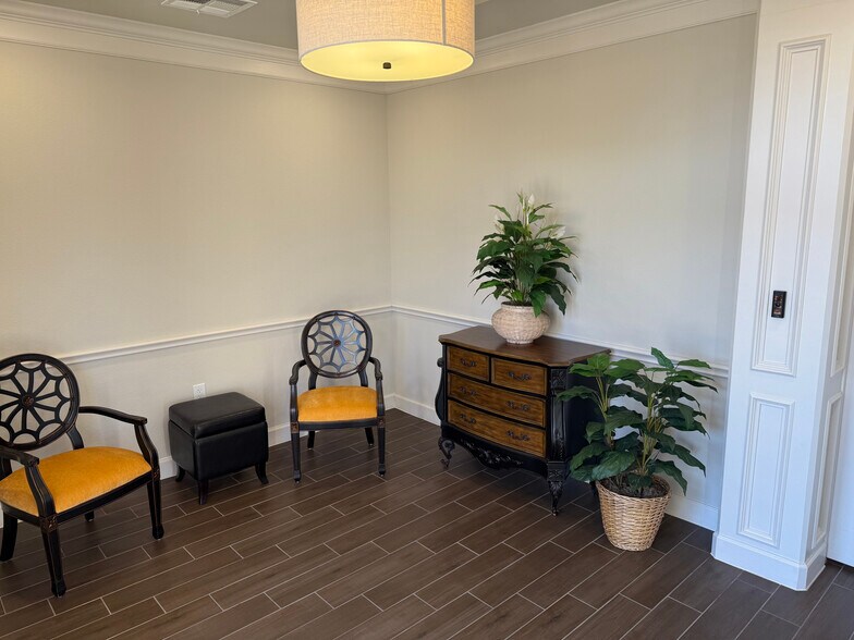 More Photos Of 633 E Fernhurst Dr, Katy Medical For Sale