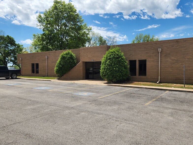 More Photos Of 3040 N Hemlock Cir, Broken Arrow Unknown For Lease