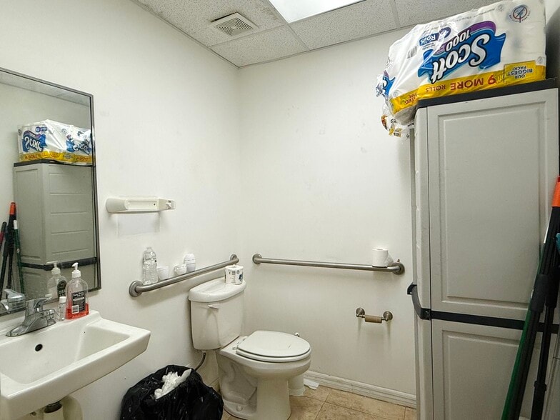 More Photos Of 6753 Kingspointe Pky, Orlando Warehouse For Sale