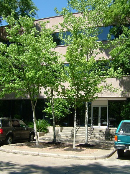 More Photos Of 200 River Pointe Dr, Conroe Office For Lease