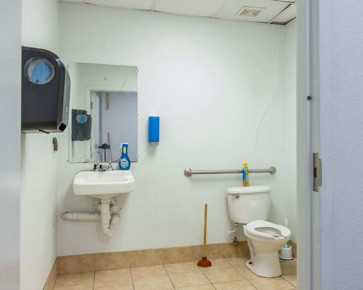 More Photos Of 7017 Baker Blvd, Richland Hills Storefront Retail Office For Lease