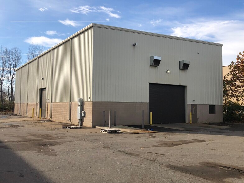 More Photos Of 25485 Brest, Taylor Industrial For Lease