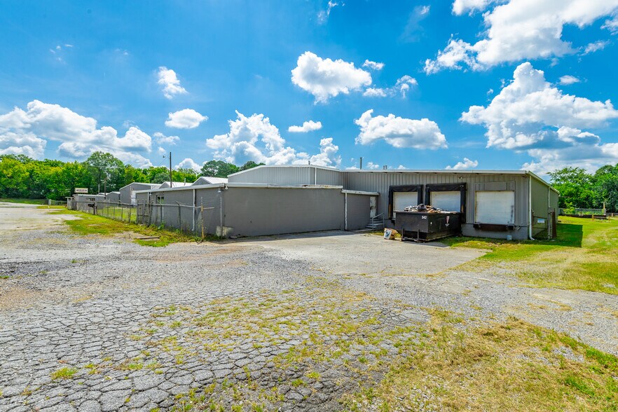 More Photos Of 1318 Underwood St, Dalton Warehouse For Lease