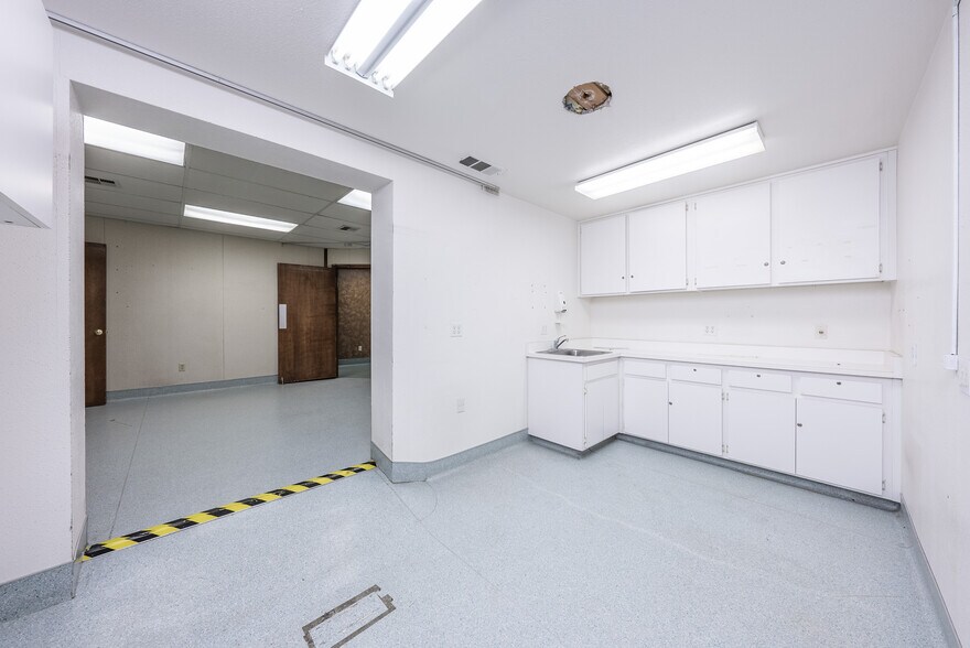 More Photos Of 927 O St, Firebaugh Healthcare For Sale