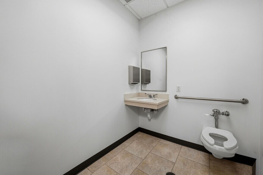 More Photos Of 901 W 18th St, Houston Warehouse For Sale