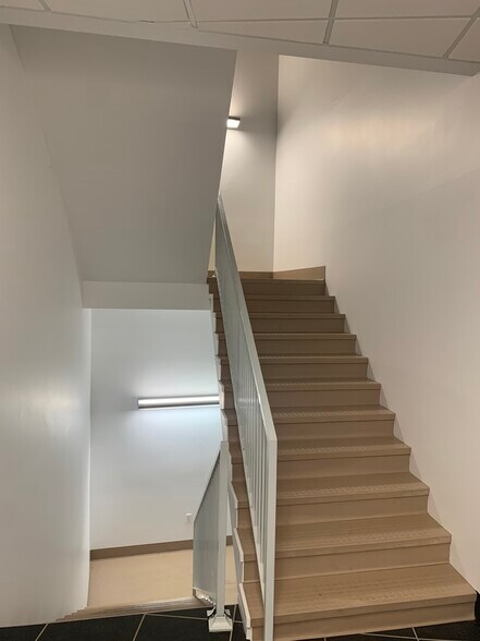 More Photos Of 3063 Outlet Center Dr, Sealy Flex For Sale