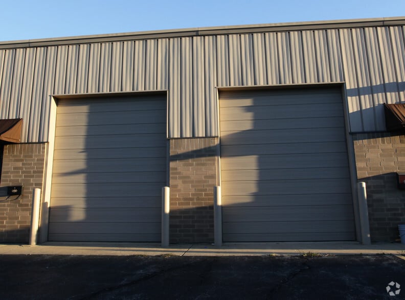 More Photos Of 554 Anderson Dr, Romeoville Warehouse For Lease