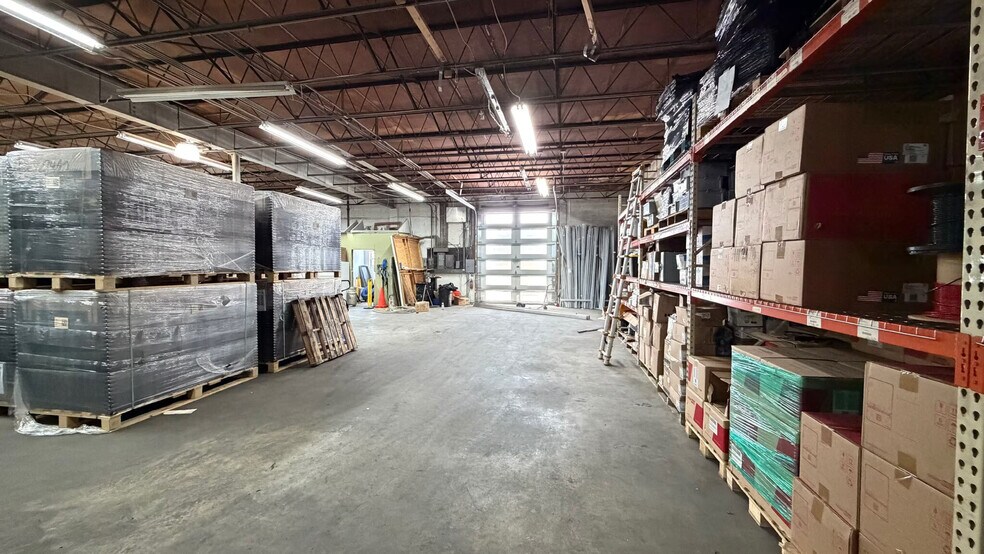 More Photos Of 3241-3249 NW 38th St, Miami Manufacturing For Lease