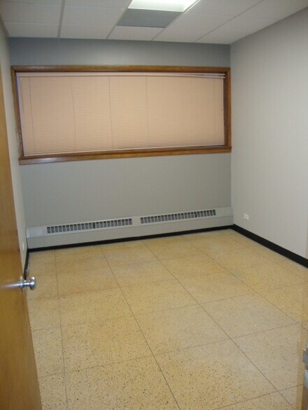 More Photos Of 9100 W Plainfield Rd, Brookfield Warehouse For Lease