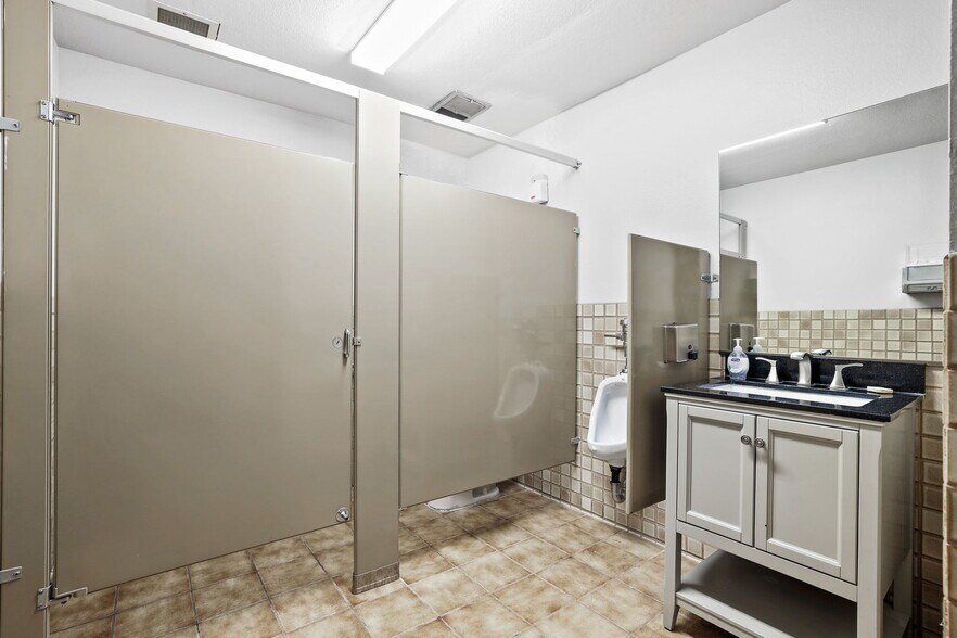 More Photos Of 1314 W 5th St, Santa Ana Office For Lease