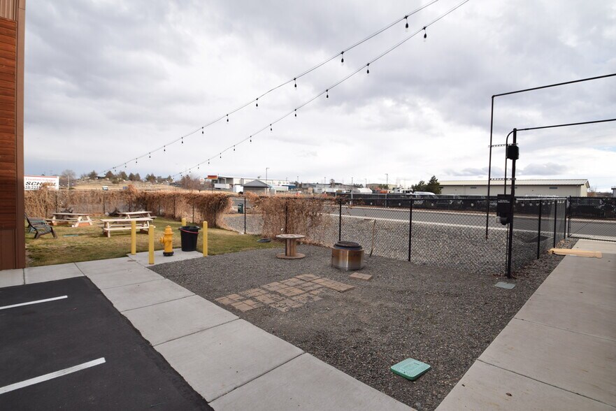 More Photos Of 611 NE Jackpine Ct, Redmond Distribution For Lease