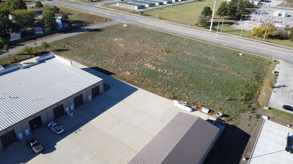 More Photos Of 912-922 E Warren St, Gardner Industrial For Lease