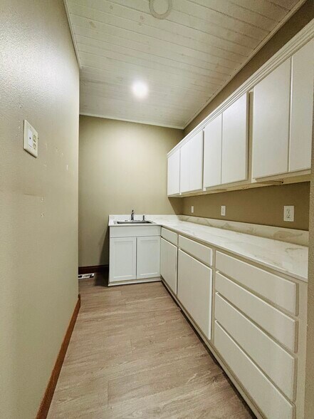 More Photos Of 1629 Harding Blvd, Cotter Medical For Sale