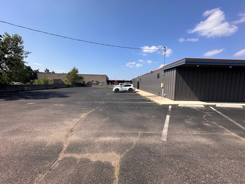 More Photos Of 1623-1635 Chicago Dr SW, Grand Rapids Freestanding For Lease